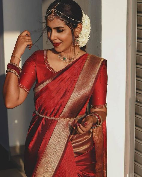 Take Huge Jewellery Styling Inspiration Here! • South India Jewels South Indian Wedding Saree, South Indian Bride Saree, Bridal Sarees South Indian, Indian Bridal Sarees, Wedding Saree Blouse, Indian Bride Outfits, South Indian Sarees, Indian Fashion Saree, Indian Bridal Dress