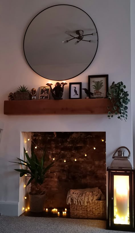 Closed In Fireplace Ideas, Open Chimney Ideas, Kitchen Gas Fireplace Ideas, Simple Minimal Home Decor, Fireplace Decor Aesthetic, Tiny Living Room Fireplace, Decorate An Unused Fireplace, Fire Places Ideas Living Room Vintage, Faux Fireplace Candle Ideas