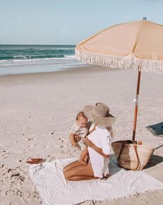 Geek Outfit, Best Beach Bag, Mother Love, Foto Baby, Family Beach, Beach Baby, Chiba, Family Goals, Jolie Photo