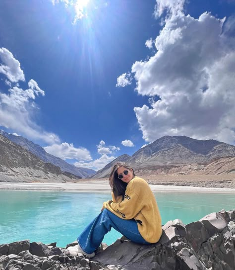 Himachal Travel Outfit, Outfits For Nainital Trip, Scenic Photo Poses, Outfits For Leh Trip, Picture In Mountain, Travelling Photo Ideas, Poses With Mountains, Sikkim Travel Outfits, Banff Inspo Pics