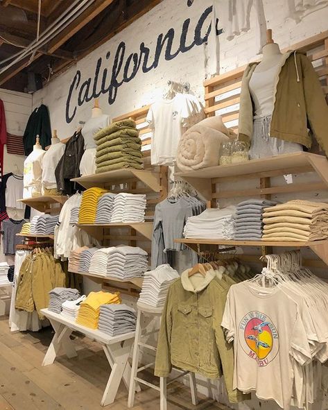 Trendy Clothing Stores, Brandy Melville Outfits, Backyard Kids Play Area, Clothing Store Interior, Visual Merchandising Displays, Store Design Boutique, Aesthetic Clothing Stores, Aesthetic Stores, Fotografi Digital