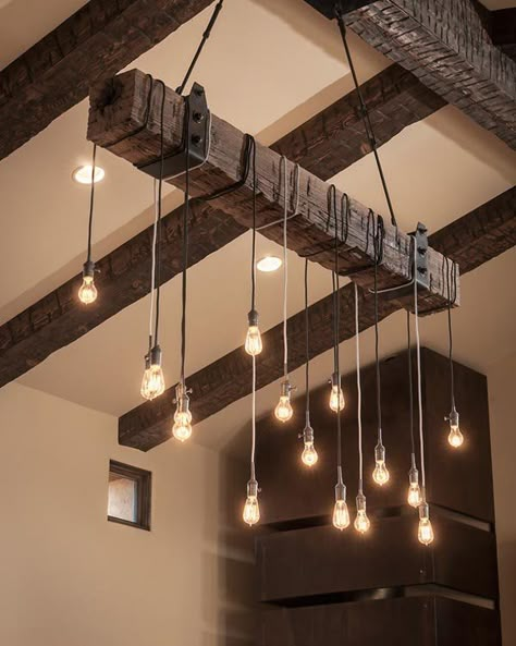 Love how the industrial lighting is wrapped around the wooden beam  (Whisper Rock Residence by Tate Studio Architects) Light Bulbs Hanging, Unusual Lighting, Koti Diy, Diy Lampe, Deco Luminaire, Rustic Chandelier, Wooden Beams, Design Industrial, Rustic Lighting