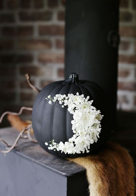 Stylish Halloween Decor, Diy Halloween Dekoration, Chic Halloween Decor, Halloween Chic, Elegant Halloween Decor, No Carve Pumpkin Decorating, Halloween Decor Diy, Dollar Tree Halloween, Diy Halloween Decor