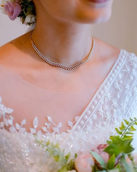 Simple Necklace Designs For Saree, Christian Bride Jewellery, Diamond Attigai Necklace, Simple Necklace For Saree, Small Diamond Necklace Indian, Necklace Designs Gold Indian Simple Wedding Jewelry, Jewellery For Gown, Simple Choker Necklace Designs, Necklace Set For Saree