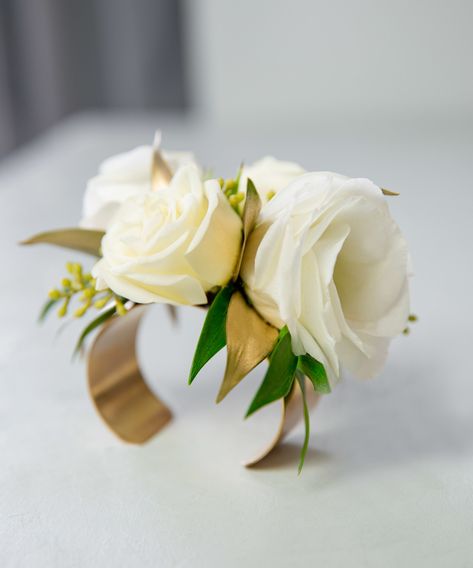 Corsage For Gold Dress, Homecoming Flowers Wrist Corsage, Homecoming Corsage Ideas, Emerald Corsage, Homecoming Corsage And Boutonniere, Modern Corsage, Simple Corsage, Cuff Corsage, Corsage Cuff