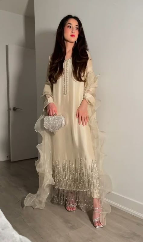 Simple Eid Outfit Ideas, Pakistani Dresses Eid, Eid Dress Ideas, Outfit Ideas Modest, Eid Outfit Ideas, Simple Dress Casual, Eid Outfit, Pakistani Fancy Dresses, Pakistani Dresses Casual