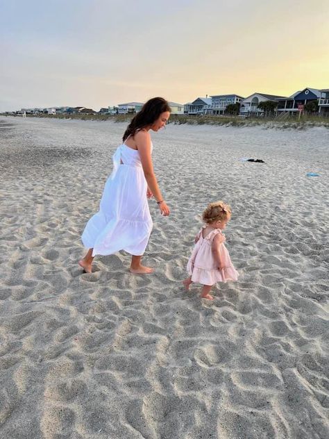 Family beach pics Beach With Family Aesthetic, Rich Beach Mom Aesthetic, Beach Day Family, East Coast Family Aesthetic, Mom Beach Aesthetic, Future Beach House, Island Family Aesthetic, Beach Life Family, Family At Beach Aesthetic