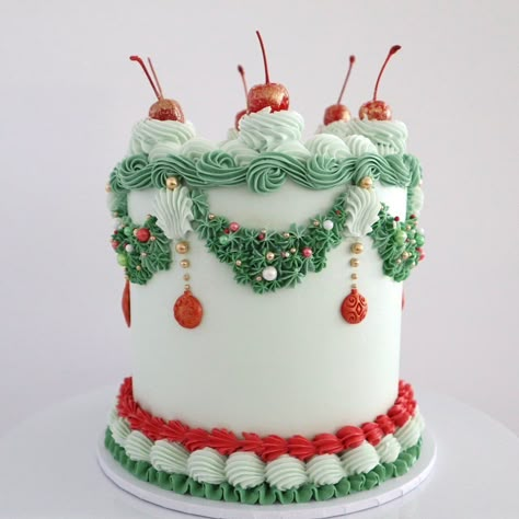 Miss Biscuit (@miss_biscuit_) • Instagram photos and videos Christmas Buttercream Cake, Christmas Buttercream, Vintage Christmas Cake, 2023 Save The Date, Christmas Birthday Cake, Bolo Vintage, Christmas Themed Cake, Christmas Cake Designs, Xmas Cake