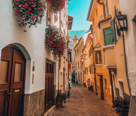 Best Towns In Italy, Northern Italy Countryside, Italy Seaside Towns, Italian Hill Towns, Italian Neighborhood Aesthetic, Italian Town Painting, Italian Mountain Village, Italian Villages Small Towns, Italian Townhouse