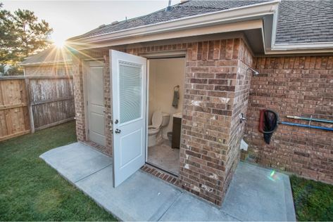 Bathroom Addition in Katy Bathroom With Outdoor Access, Backyard Pool Bathroom Ideas, Outdoor Bathrooms Pool, Outside Bathroom Ideas Backyards, Small Pool Bathroom Ideas, Pool Bathroom Design, Semi Outdoor Bathroom, Small Pool Bathroom, Outside Bathroom Ideas