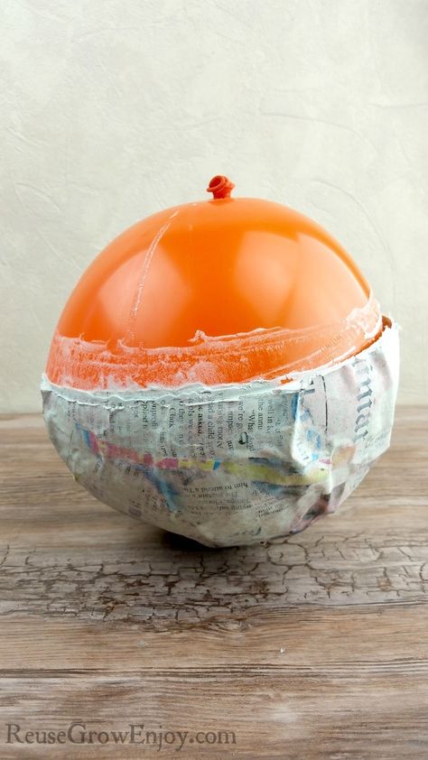 Looking for a project to do? Check out this easy to make DIY paper mache bowl. It can be left with the natural look or painted to fit your style. Modge Podge Paper Mache, Paper Mache Easy Ideas, How To Paper Mache Step By Step, Paper Mache Crafts For Kids Easy, Mod Podge Paper Mache, Paper Mache Craft Ideas, Painting Paper Mache, Kids Paper Mache Projects, Paper Mache Techniques