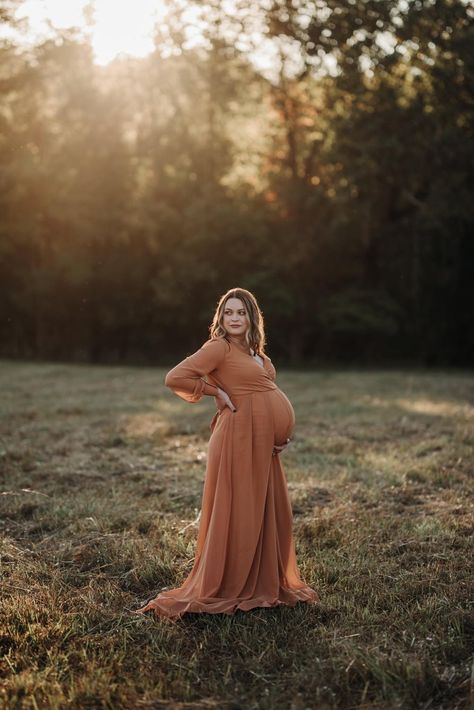 Maternity Photography With Dress, Maturity Photoshoot Just Mom, Fall Sunset Maternity Photos, Maternity Poses For Larger Women, Maternity Photography Portraits, Poses For Maternity Photoshoot Outside, Maternity Women Poses, Casual Maternity Poses, Maternity Pics In Woods