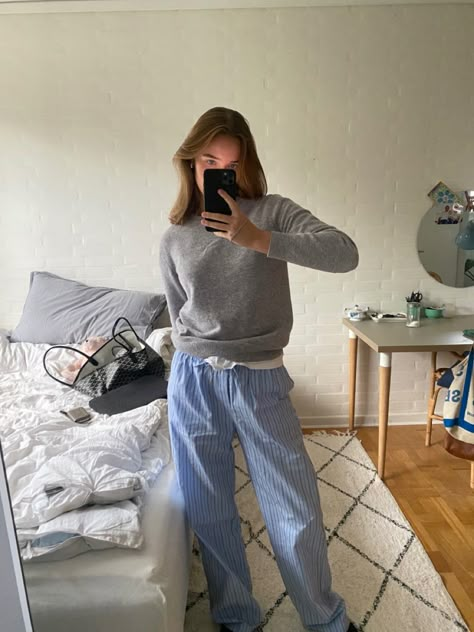 Pyjama Style Trousers Outfit, Pyjama Trousers Outfit, Pyjama Pants Outfit Street Styles, Pajama Pants Outfit Aesthetic, Pajama Pants Aesthetic, Pyjama Pants Outfit, Scandi Pants, Linen Pants Outfit Fall, Blue Striped Pants Outfit