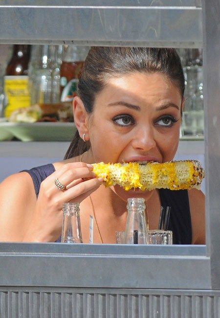 Kunis Celebs Eating, Mila Kunis Hair, Celebrities Eating, Titanic 2, Celebrity Food, Famous Food, Enjoy Your Meal, 70s Show, Movie Memes