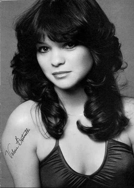 Valerie Bertinelli Young, Hot In Cleveland, 70s Hair, Valerie Bertinelli, Eddie Van Halen, Feathered Hairstyles, One Day At A Time, Van Halen, Woman Crush