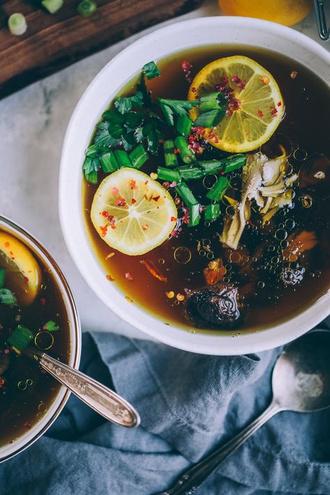 Vegan Broth, Bouillon Thai, Mushroom Broth, Broth Recipes, Vegan Soups, Vegan Soup, Vegetable Stock, Bone Broth, Healthy Nutrition