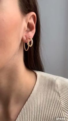 36 Styling Inspo ideas in 2022 | style, gold jewelry, online jewelry store Earing Photography Ideas, Earrings Photography Ideas, Jewel Video, Piercing Photography, Earring Photography, Earrings Photography, Jewellery Video, Jóias Body Chains, Accessories Videos