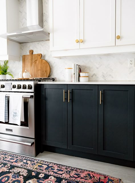 A few changes for Spring Model Dapur, Kabinet Dapur, Black Kitchen Cabinets, New Kitchen Cabinets, Classic Kitchen, White Kitchen Cabinets, Kitchen Redo, Kitchen Remodel Idea, Black Kitchens