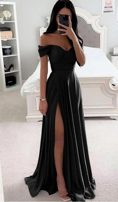 Elegant Black Dress Prom, Beautiful Black Prom Dresses, Gorgeous Formal Dresses, Ideas For Prom Dresses, Fancy Dresses Outfits, Black Dress Inspo Aesthetic, Dress To Look Rich, Gala Dresses Elegant Black, Prom Dresses 2024 Black