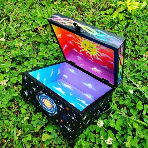 Box Paintings Ideas, Galaxy Box Painting, Cool Box Painting Ideas, Money Box Painting Ideas, Paint A Box Ideas, Wooden Box Art Ideas, Painting On Wood Box Ideas, Magical Box Art, Crystal Box Painting Ideas