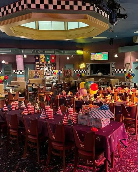 Birthday Party Room Aesthetic, Pizzeria Aesthetic Fnaf, Freddy Fazbears Pizzeria Building, Fnaf 1 Aesthetic, Fnaf Ambience, Fnaf Party Room, Fnaf 4 Aesthetic, Five Nights At Freddy’s Aesthetic, Fnaf Building