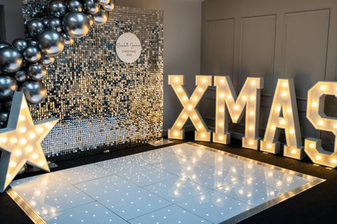 White Christmas Party Theme Decorating Ideas, Christmas Venue Decorations, Christmas Party Decorations Elegant, Christmas Corporate Party, Silver Christmas Party, Kids Christmas Party Favors, Christmas Party Favors For Kids, Corporative Events, Corporate Party Decorations