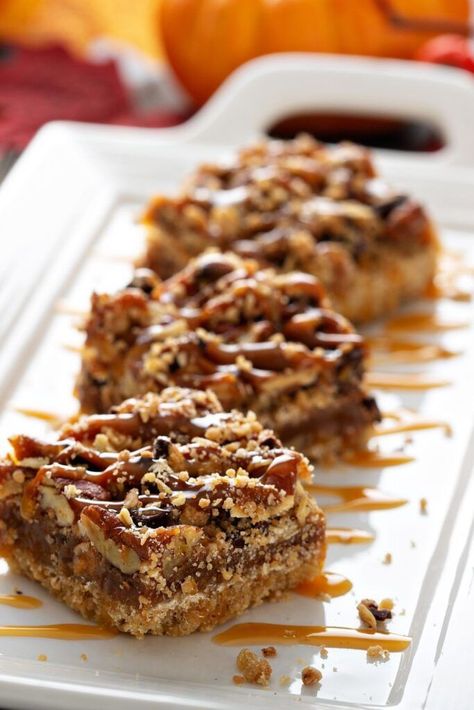 Joanna Gaines Pecan Bars Recipe Keto Pecan Pie Bars, Pioneer Woman Pecan Pie, Easy Pecan Pie Bars, Pecan Bars Recipe, Pecan Pie Bar, Easy Pecan Pie, Pecan Pie Bars Recipe, Joanna Gaines Recipes, Keto Pecan Pie