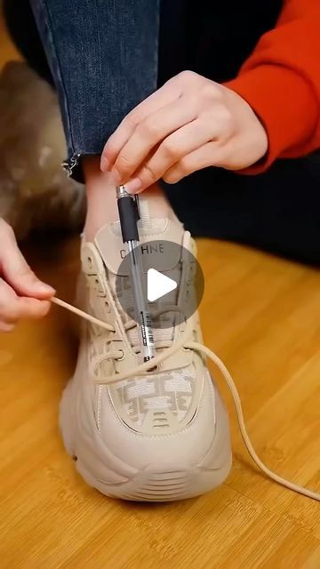 Shoe Tying Trick, Shoe Lace Hacks, Shoe Lacing Techniques, Smelly Shoes, How To Tie Shoes, Shoes Hack, Simple Shoes, Lace Styles, Tie Shoelaces