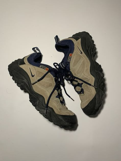 Nike ACG Hiking Boots Shoes Brown Black Sneakers Nike Winter Shoes, Nike Hiking Shoes, Forces Outfit, Nike Acg Boots, Nike Acg Shoes, Winter Hiking Boots, Sneaker Design, Trekking Shoes, Fits Inspo