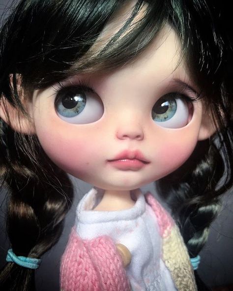 A.M.dolls 🔶Custom dolls🔶 (@a.m.dolls) • Instagram photos and videos Blythe Dolls Black, Black Hair Blue Eyes, Collage Background, Living Dolls, Hello Dolly, Custom Blythe, Anime Dolls, Artist Doll, Pretty Dolls