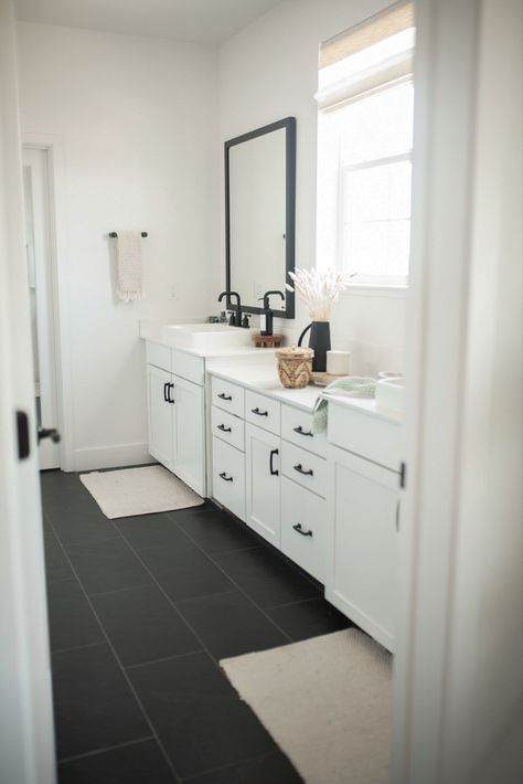 Bathroom Ideas With Dark Floors, White Bathroom Dark Floor, Dark Bathroom Floor Ideas, White Bathroom Black Floor, Bathroom Ideas Dark Floor, Dark Tile Floor Bathroom, Bathrooms With Black Floors, Dark Floor Bathroom Ideas, Walk In Showers No Doors