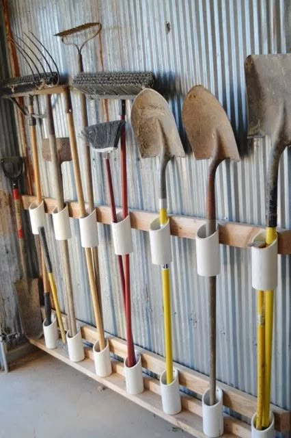 Shed Organisation, Garden Tool Rack, Garage Organization Tips, Garage Organizing, Garage Organisation, Storage Shed Organization, Shed Organization, Garage Tool Storage, Garage Organize