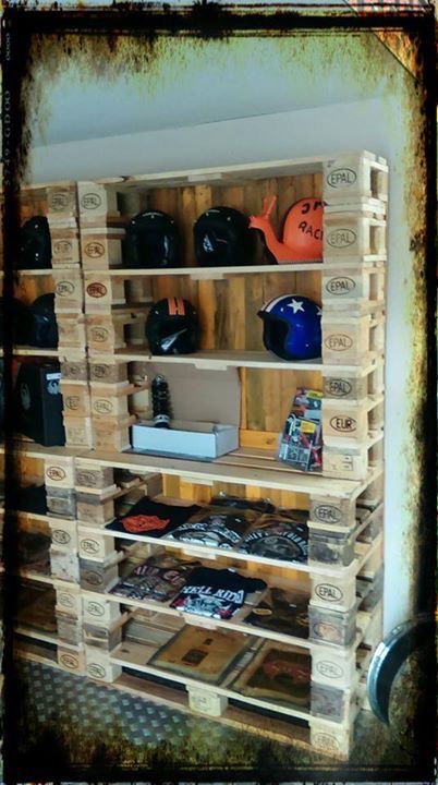 Diy Pallet Shelves, Pallet Shelves Diy, Boutique Store Displays, Pallet Kids, Diy Wood Pallet Projects, Bookshelf Inspiration, Pallet Kitchen, Pallet Storage, Diy Furniture Cheap