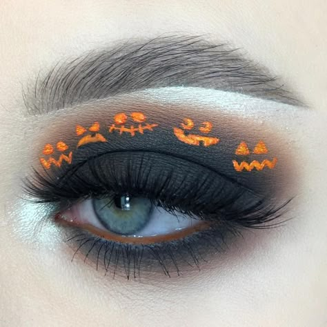 pumpkins in the night🎃 Inspired by @chloefitz.mua ❤️ - @anastasiabeverlyhills soft glam palette, moonchild glowkit and brow definer and… Soft Glam Palette, Fantasy Make-up, Halloween Make-up Looks, Holloween Makeup, Make Up Designs, Brow Products, Foundation Routine, Cute Halloween Makeup, Dipbrow Pomade