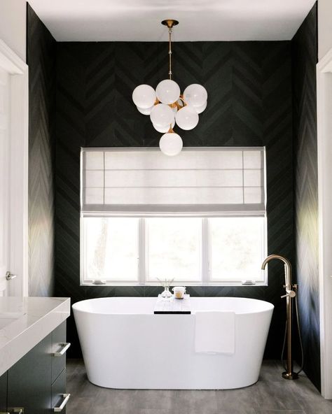 Over Tub Lighting, Light Over Bathtub, Vanity Light Ideas, Bathtub Chandelier, Bathroom Chandelier Lighting, Modern Bathroom Lighting Ideas, Chandelier Over Tub, Tub Chandelier, Bathtub Lighting