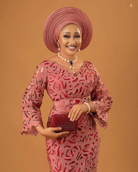 Latest Iro And Buba Lace Styles, Iro Gown Style Lace For Bride, Idoma Bride, Simple Lace Styles, Iro And Buba Styles Lace Classy, Iro And Blouse Lace Styles Latest, Iro And Buba Styles Lace, Ankara Boubou, Lace Blouse Styles