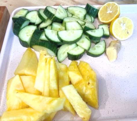 Pineapple Cucumber Ginger Lemon, Pineapple Cucumber Juice, Cucumber Cleanse, Cucumber Juice Benefits, Cleansing Juice, Cucumber Drink, Pineapple Cucumber, Easy To Digest Foods, Pineapple Detox