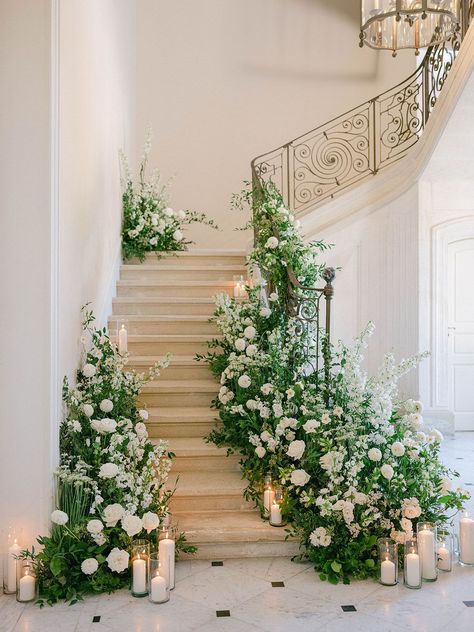 Green and white summer wedding at Château de Tourreau in Provence Wedding Staircase Decoration, Foliage Wedding Decor, Green And White Wedding Flowers, Wedding Stairs, Wedding Staircase, White Floral Decor, White Floral Arrangements, Green Wedding Flowers, Braun Design