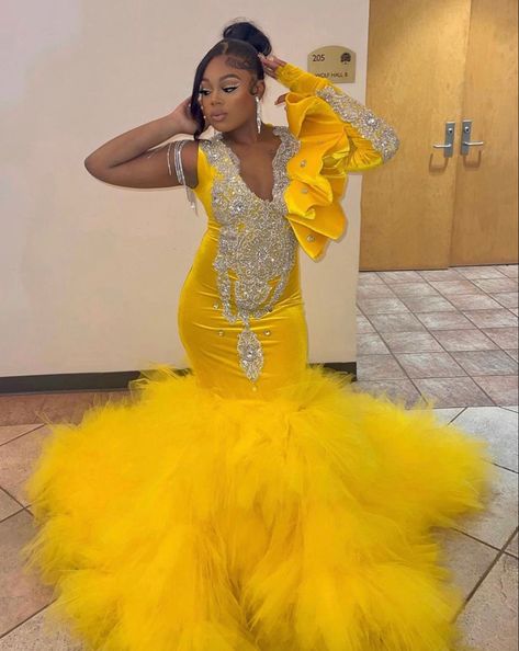 Black And Yellow Prom Dress, Prom Dresses 2023 Yellow, Yellow Prom Ideas, Yellow Prom Dresses Black Women, Yellow Birthday Dress, Senior Dresses, Yellow Prom Dresses, Yellow Prom Dress, Trumpet Prom Dress