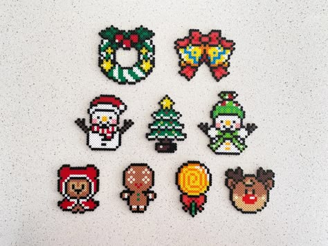 Pearler Beads Christmas Patterns, Christmas Pearl Beads, Christmas Melty Beads, Christmas Hama Beads, Pixel Art Noel, Perler Beads Christmas, Christmas Pixel Art, Perler Christmas, Perler Beads Art