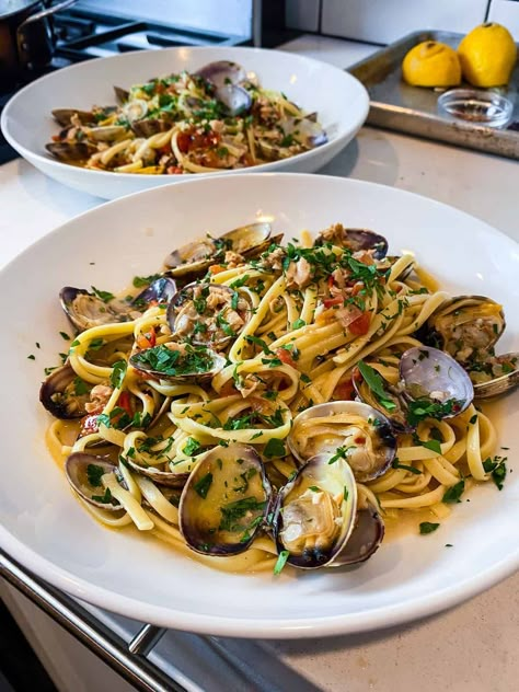 Muscles And Linguine, Spicy Clam Pasta, Spicy Clams Recipe, Clam Recipes Pasta, Clams With Linguine, Linguine And Clams White, Pasta Linguine Recipes, Chourico Recipes, Linguini And Clams Recipe