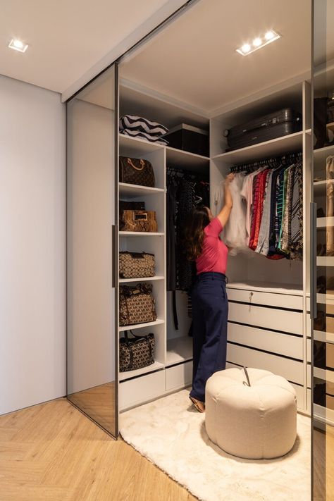 Small Closet Room, Dream Closet Design, Modern Cupboard Design, Closet Design Layout, Luxury Closets Design, Closet Layout, Wardrobe Room, Small Closets, Closet Decor