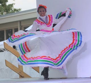 FOLKLORICO PATTERN!!! Sew Me, Sew You - Sew Very Veronica: How to make a Jalisco Dress Mexican Dance Dress, Cheer Leader Costume, Mexican Inspired Dress, Mexican Dresses Traditional, Mexican Traditional Clothing, Jalisco Dress, Folklorico Dresses, Mexican Skirt, Folkloric Dress