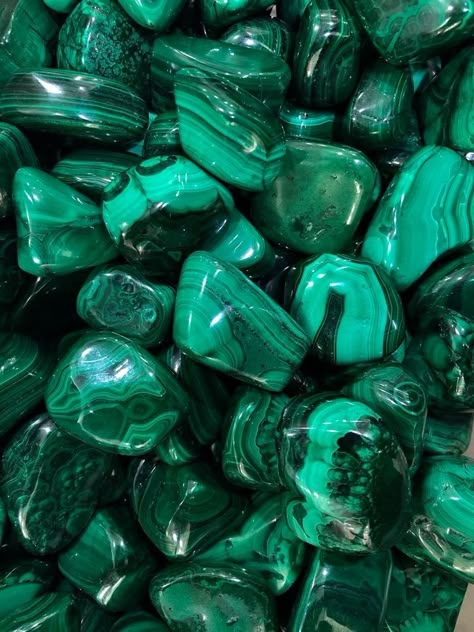 Crystals Dark Aesthetic, Dark Green Crystal Aesthetic, Malachite Crystal Aesthetic, Green Crystal Aesthetic, Jungle Green Aesthetic, Green Crystals Aesthetic, Malachite Aesthetic, Minerals Aesthetic, Green Witchcraft Aesthetic