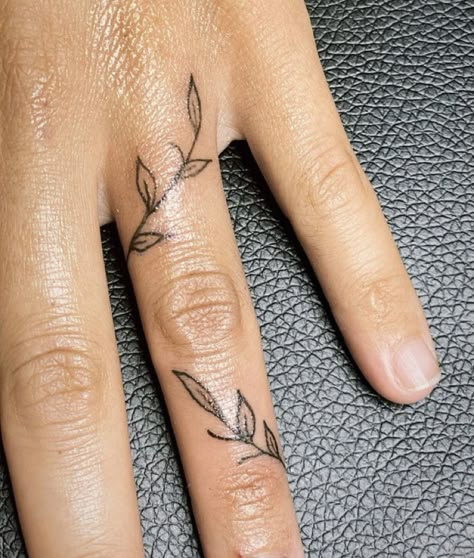 Tattoo Designs Finger, Small Finger Tattoo, Side Finger Tattoos, Inner Finger Tattoo, Flower Finger Tattoos, Simple Finger Tattoo, Finger Tattoo Ideas, Side Hand Tattoos, Thumb Tattoos