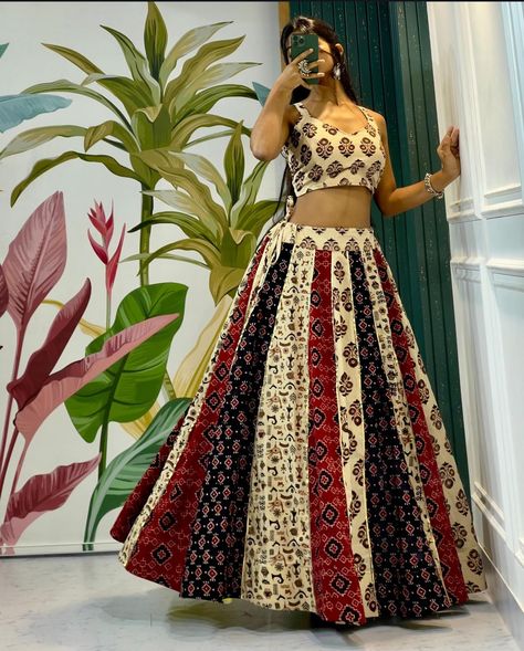 Holi Dress For Women, Kali Chaniya Choli, Choli Ideas, Garba Choli, Navratri Makeup, Net Dress Design, Navratri Ideas, Navratri Outfits, Victorian Ball Gowns