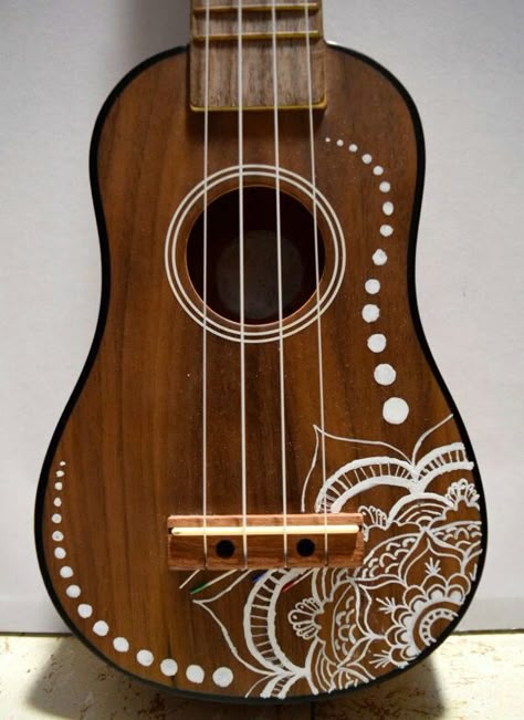 Pretty... Ukulele Painting Ideas, Arte Do Ukulele, Ukulele Painting, Ukulele Designs, Ukulele Diy, Painted Ukulele, Painted Guitars, Ukulele Design, Painted Guitar