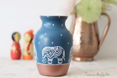 Painting On Glass Vases Ideas, Rajasthani Pot Painting, Decorating Pots For Plants, Pot Art Design, Cute Pot Painting Ideas, Handpainted Vase, Bottle Painting Ideas, Decorating Terra Cotta Pots, Handmade Vases