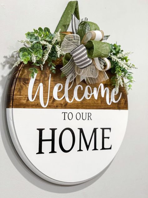 Diy Boards Signs Decor, New Home Wood Sign Ideas, Welcome To Our Home Sign Front Door, Welcome Door Hanger Diy, Welcome Home Wreath, Welcome Home Craft Ideas, Door Welcome Ideas, Welcome Signs For Front Door Diy, Diy Signs Wooden