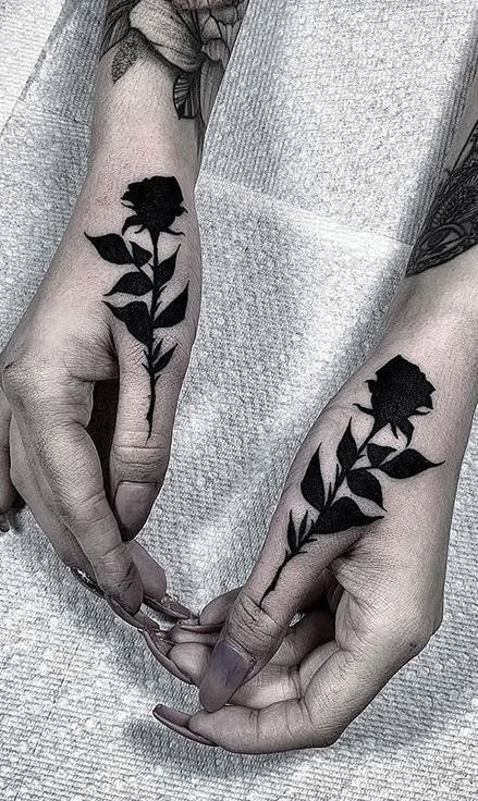 Thumb Tattoo, Hand Tattoo Cover Up, Small Black Tattoos, Dark Feminine Tattoos, Tattoo Main, Gotik Tattoo, Thumb Tattoos, Shadow Tattoo, All Black Tattoos